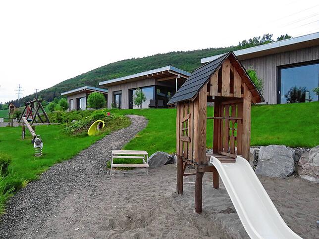 Ein Paradies für Kinder in Gutmadingen, eine große Spielplatzanlage bei den Ferienhäusern und in Sichtweite der landwirtschaftliche ...