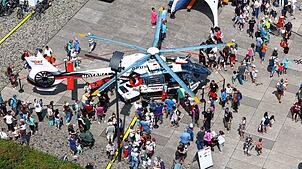 Highlight der Feier zu 50 Jahre Luftrettung Villingen-Schwenningen ist der Rettungshubschrauber der DRF Luftrettung, der am Standort ...