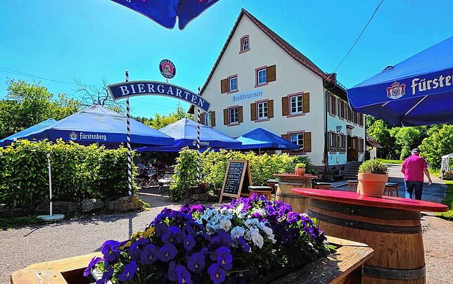 Der gemütliche Biergarten des „Breitbrunnen“ ist Anziehungspunkt für alle, die gerne im Freien Speisen und Getränke genießen.
