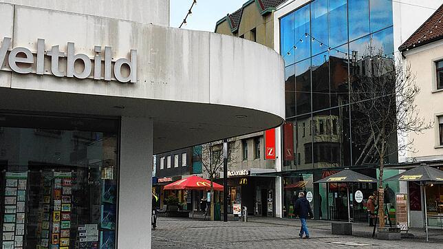 Einige Schaufenster in der Singener Innenstadt bleiben im zweiten Lockdown völlig dunkel. Die Händler wollen damit ein Signal setzen. ...