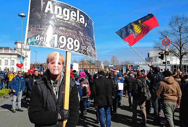 Bild 4: Zusammenstöße bei &bdquo;Querdenken&ldquo;-Demo in Kassel &ndash; Polizei spricht von bis zu 20.000 Teilnehmern