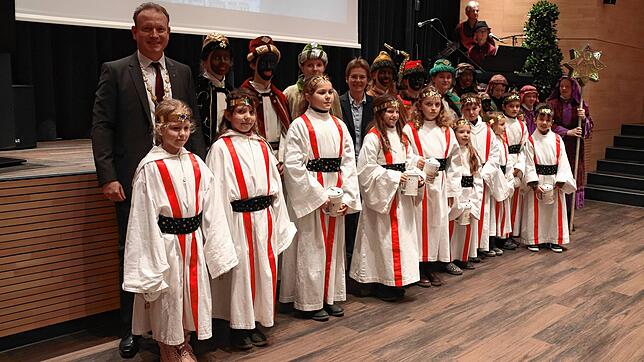 Oberbürgermeister Jan Zeitler mit den Sternsingern der Jugendkantorei. In der Mitte Kantorei-Leiterin Melanie Jäger-Waldau.
