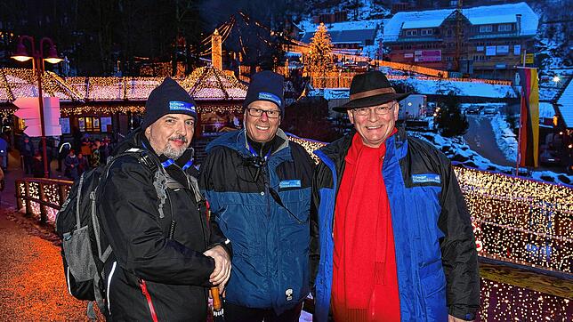 Die Weihnachtszauber-Macher Rainer Huber (von links) und Thomas Weisser – hier zusammen mit Bürgermeister Gallus Strobel – hören auf. ...