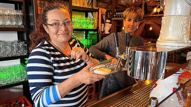 Nicoleta Balan (vorne links) hat die Gaststätte Eisbär am Eisstadion und das Kufenstüble übernommen. Ylenia Melarango hilft in der ...