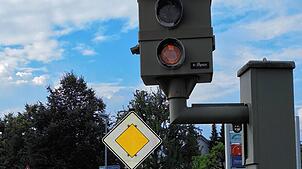Dieser in die Jahre gekommene stationäre Blitzer an der Otterswanger Straße verschwindet komplett aus dem Verkehr.