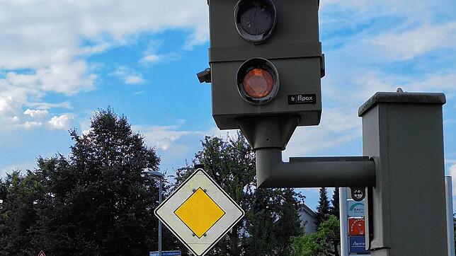 Dieser in die Jahre gekommene stationäre Blitzer an der Otterswanger Straße verschwindet komplett aus dem Verkehr.