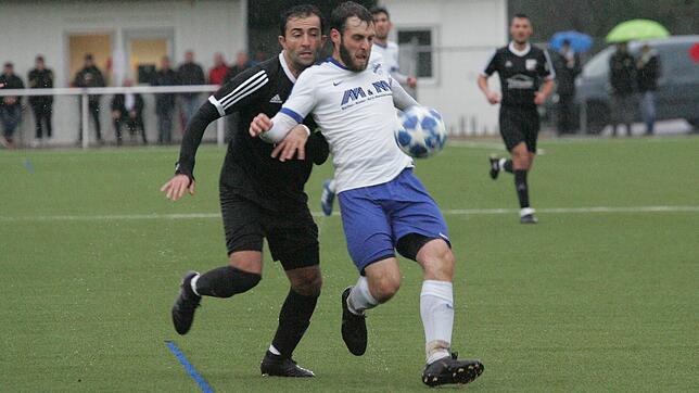 Viel Arbeit: Kapitän Mehmet Yilmaz (links) wehrt sich beim 3:1 seines SV BW Murg gegen den starken Geißlinger Marco Müller. Nach der ...