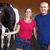 Brigitte und Tobias Marquart, hier mit Pferd Fleet, betreiben den Pferdehof in Ittendorf und haben ihre Anlage nun um einen weiteren ...