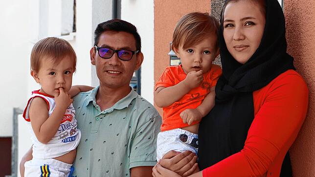 Ein Jahr nach ihrer Flucht über den Kabuler Flughafen fühlen sich Sajjad (31) und Khadija (22) mit ihren Söhnen Yaser (2, links) und ...