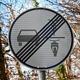 Dieses Schild zeigt das Ende des Überholverbots von einspurigen Fahrzeugen an.