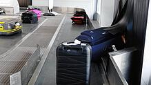 Koffer fallen am Bodensee-Airport in Friedrichshafen aufs Band. Wegen der Warnstreiks am 17. Februar fallen hier Frankfurt-Flüge aus, ...