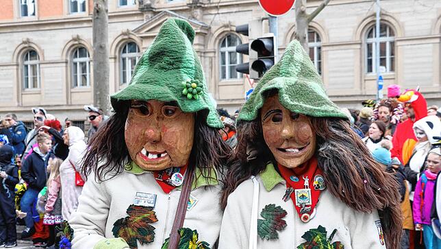 Bild 15: Großer Umzug 2023: Die Zuschauer bestaunen das bunte Treiben in Konstanz