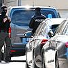 Reutlingen: Einsatzkräfte stehen an Einsatzfahrzeugen. Bei einer Durchsuchung im Auftrag der Bundesanwaltschaft am 22. März ist ein ...
