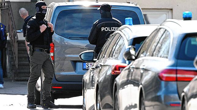 Reutlingen: Einsatzkräfte stehen an Einsatzfahrzeugen. Bei einer Durchsuchung im Auftrag der Bundesanwaltschaft am 22. März ist ein ...