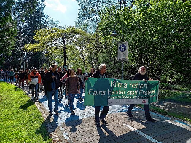 Mit Bannern und Plakaten machen die Teilnehmer auf ihre Forderungen aufmerksam.