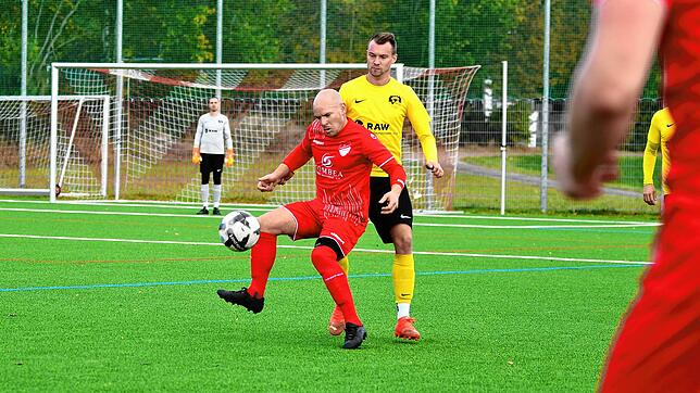 Florian Herbst (links) und Marcel Waldvogel kämpfen um den Ball. Beide Mannschaften nehmen einen Punkt mit nach Hause.