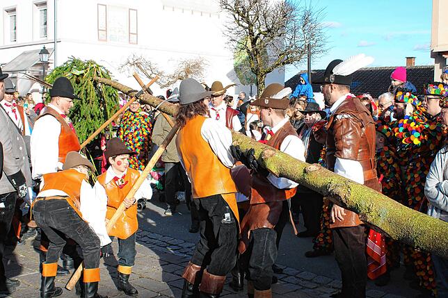 Bild 21: Kinderumzug und Setzen des Kindernarrenbaums in Stockach (Teil 2)