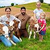Die Familie Aichem vom Sonnhof in Güttingen freut sich über den vier Wochen alten Kälber-Nachwuchs (von links): Tabea Honstetter mit den ...