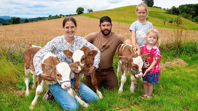 Die Familie Aichem vom Sonnhof in Güttingen freut sich über den vier Wochen alten Kälber-Nachwuchs (von links): Tabea Honstetter mit den ...