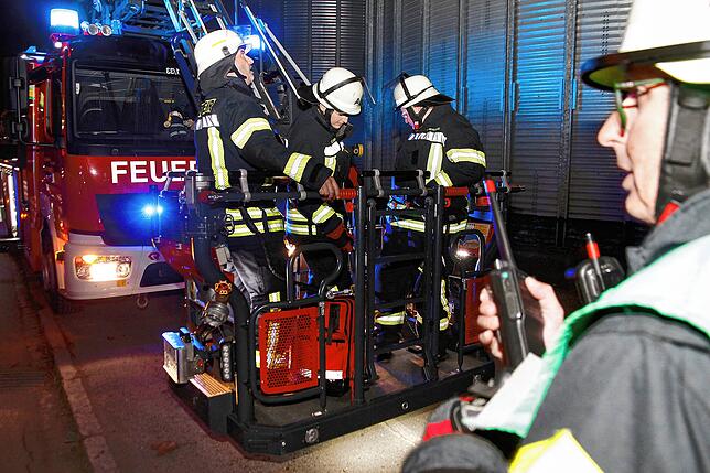 Bild 7: Feuerwehr, THW und DRK üben gemeinsam den Ernstfall. Hier gibt es die Bilder!
