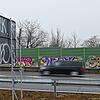 Graffitis auf Schildern und Schallschutzwänden entlang der B31. Die Motive wie hier bei Überlingen sind groß und bunt. Wie dringend sie ...