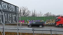Graffitis auf Schildern und Schallschutzwänden entlang der B31. Die Motive wie hier bei Überlingen sind groß und bunt. Wie dringend sie ...