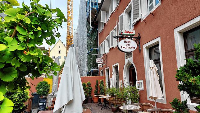 Das Hotel am Fischmarkt musste sich nach dem Brand von einigen Mitarbeitern trennen, weil sie nicht weiterbezahlt werden konnten. Nach ...