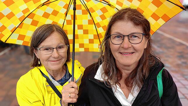 Enttäuscht vom Wetter und dem diesjährigen Stadtstrand: Diane Vogl und Jutta Arendt.