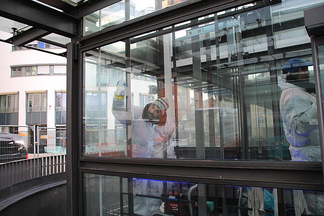Zumindest die Fenster der Fahrstühle sehen wieder sauber aus.
