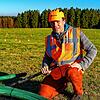 Projekt-Entwickler Markus Wanckel zeigt uns die dicken Stromkabel, über die der Solarstrom ins Netz eingespeist wird.