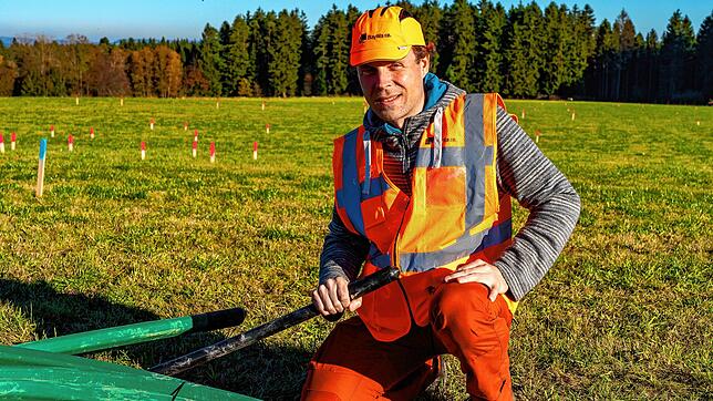 Projekt-Entwickler Markus Wanckel zeigt uns die dicken Stromkabel, über die der Solarstrom ins Netz eingespeist wird.