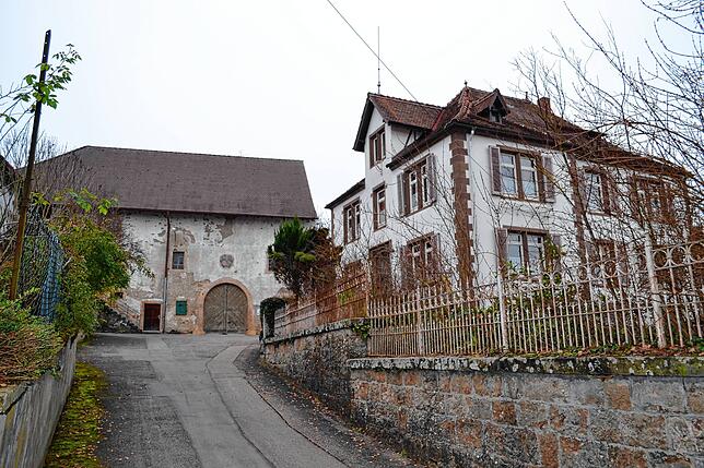 Prägend: Die alte Pfarrschür und das Pfarrhaus sind für viele Erzinger ein bedeutendes Stück Heimat.