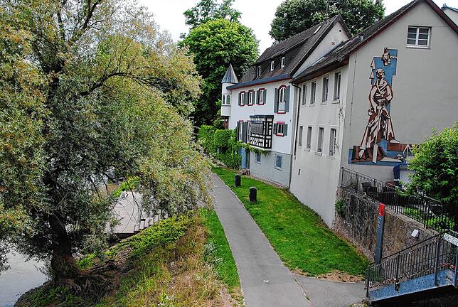 2022: Der Rhein fließt ruhig dahin.