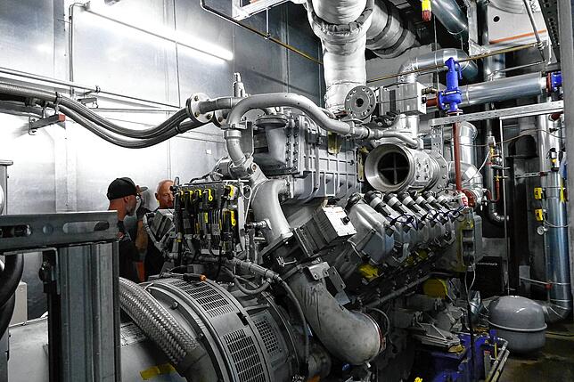 Der Maschinenraum des Blockheizkraftwerks im Schilterhäusle. Der hier zu sehende Motor stammt übrigens von der Firma Rolls Royce.