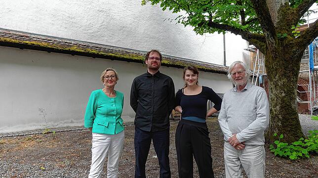 Freuen sich auf das Festival: (von links) Hilde von Massow, Lukas Senn, Milena Wilke und Wolfgang Wüster im Klosterhof