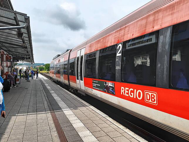 Eine Regionalbahn fährt im den Bahnhof Tiengen ein. Eine Straßenbahn soll diese ersetzen, wenn das Projekt Herzstück Basel umgesetzt ...