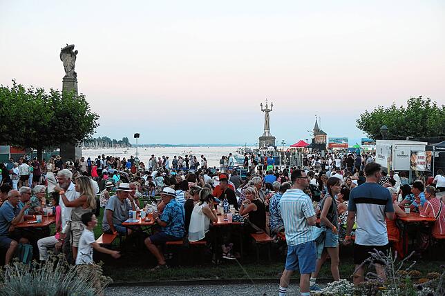 Bild 29: Seenachtfest 2024: Party auf dem Festgelände. Hier sorgen DJs und Bands für Stimmung bei den Gästen