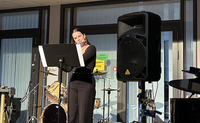 Svenja Machate verzaubert das Publikum – Mit feiner Nuancierung und virtuoser Technik interpretiert sie Mozarts Andante für Flöte und ...