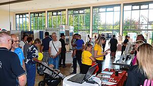 Bei der zweiten Tischmesse des Bundes der Selbständigen in der Immendinger Donauhalle herrscht großer Besucherandrang. Die Aussteller ...