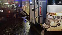 Ein Auto fuhr gegen einen abbiegenden Omnibus. Zwei Insassen wurden dabei verletzt.