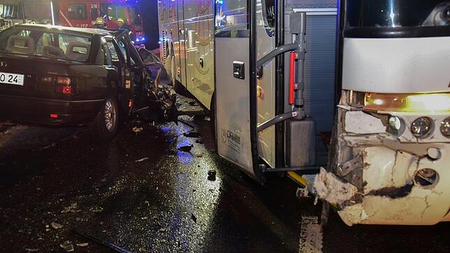 Ein Auto fuhr gegen einen abbiegenden Omnibus. Zwei Insassen wurden dabei verletzt.