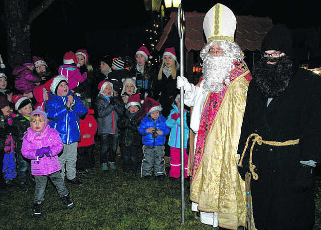 Kinder der Kindertagesstätte Tengen freuen sich auf den Nikolaus am Nikolausmarkt Tengen. Die Veranstaltung wurde auch zu einem ...