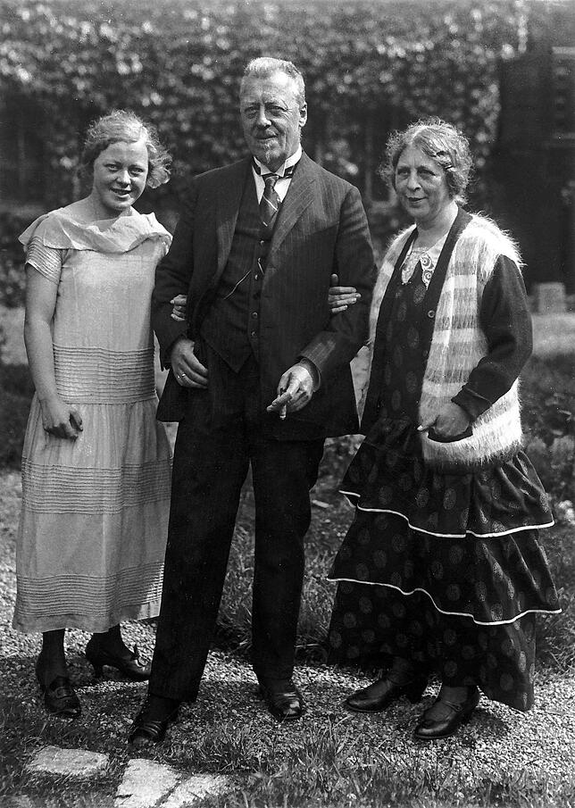 Klar, wer hier in der Mitte steht: Der Übervater Hugo Eckener mit Tochter Lotte (links) und Ehefrau Johanna.