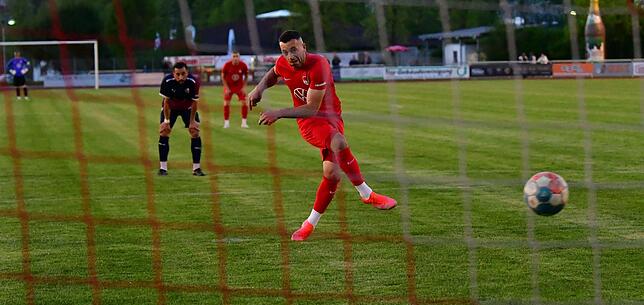 Nervenstark: Gleich zwei Mal traf Nexhdet Gusturanaj vom FC Tiengen 08 beim 4:2-Sieg im Halbfinale gegen den VfB Waldshut vom Elfmeterpunkt.