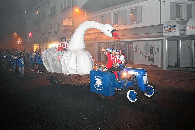 Schon kurz nach 6 Uhr zogen die Narren des Narrenvereins Schwanenmühle mit ihrem Schwan und der Narrenmusik durch Unterlauchringen, um ...