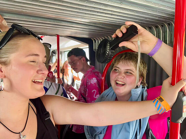 Im Bus zum Stadion ist es voll und eng? Merle Schiering und Pauline Kytmannow haben die Lösung.