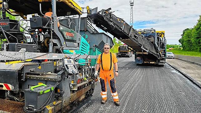 Sorin Socol ist Fertiger-Fahrer in der Kolonne und prüft sein Fahrzeug vor dem Einsatz.