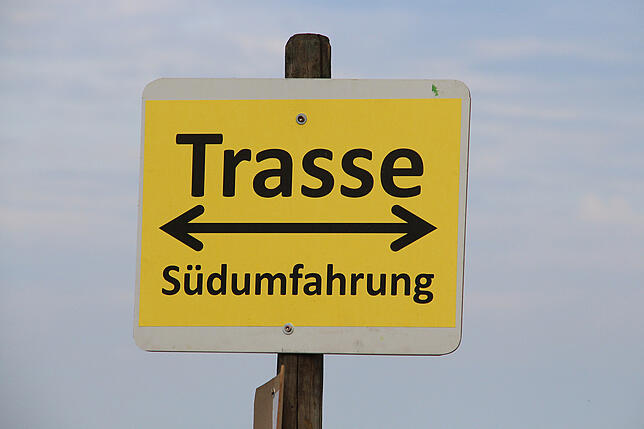 Auf Höhe des ehemaligen Haslacherhofs zeigen heute ins Feld gesteckte Pfähle den geplanten Verlauf der Markdorfer Südumfahrung an.