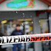 Ein Absperrband der Polizei hängt vor dem Geschäft Megamix in Markdorf.