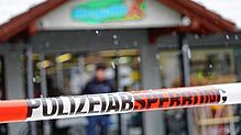Ein Absperrband der Polizei hängt vor dem Geschäft Megamix in Markdorf.